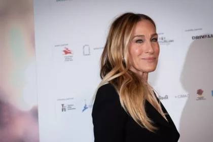 alt="Sarah Jessica Parker has been appointed to the jury for the Booker Prize 2025"