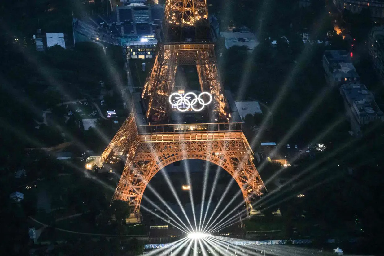 alt="Tourists Flock Back to Paris for Post-Olympic Winter Magic"