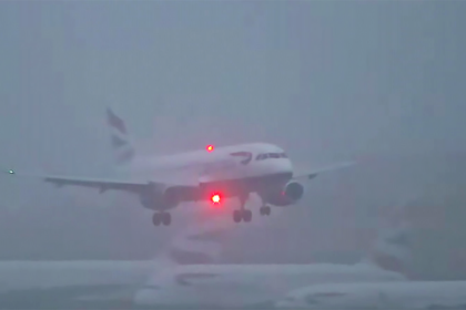 alt=" thick fog at UK airports"