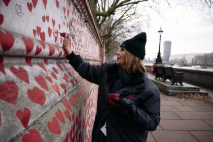 alt="London Wall Illuminates Covid's Enduring Pain at Christmas"