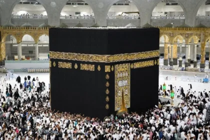 alt="Pilgrims Pray Amid Heavy Rainfall in Mecca as Civil Defense Responds to Flooding"