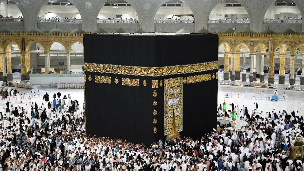 alt="Pilgrims Pray Amid Heavy Rainfall in Mecca as Civil Defense Responds to Flooding"