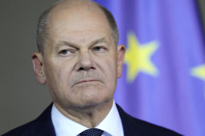 alt="Germany's Scholz Faces Confidence Vote Loss, Opening Door for Early Elections"