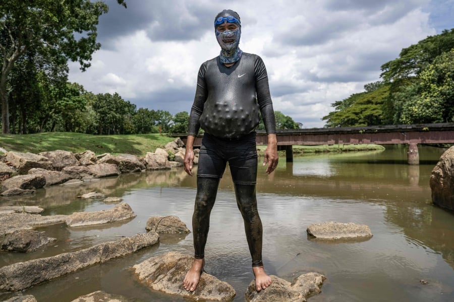 alt="A Malaysian Veteran Explores Water Hazards in Search of Hidden Treasures"