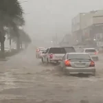 alt="Pilgrims Brave Heavy Rain in Mecca as Flooding Disrupts Traffic"