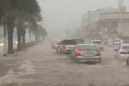 alt="Pilgrims Brave Heavy Rain in Mecca as Flooding Disrupts Traffic"