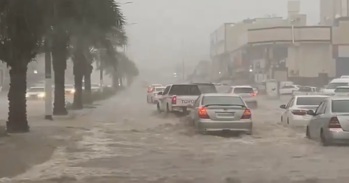 alt="Pilgrims Brave Heavy Rain in Mecca as Flooding Disrupts Traffic"