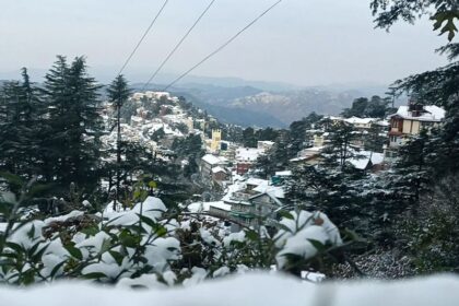 alt="Snow covers Kashmir as a cold wave moves across North India"