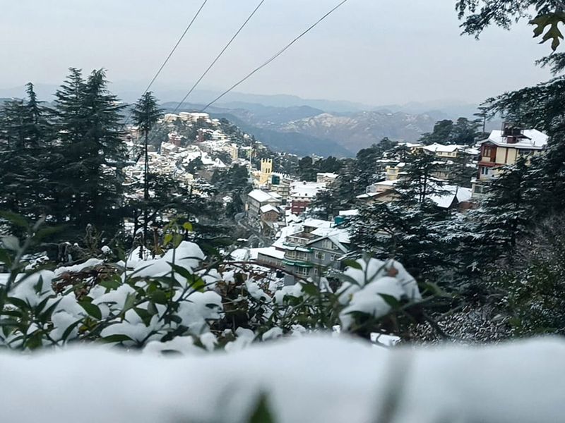 alt="Snow covers Kashmir as a cold wave moves across North India"