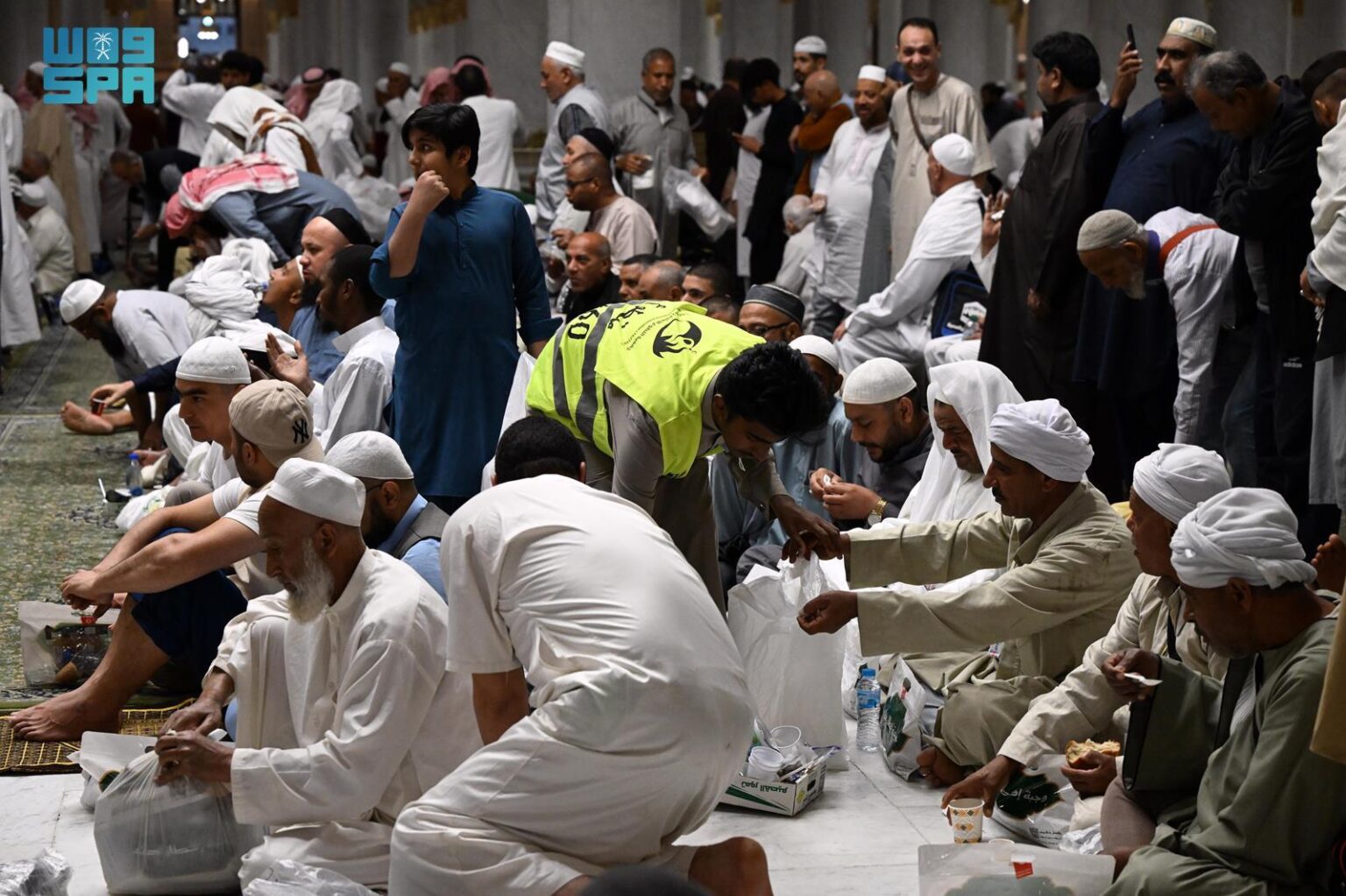 alt="Over 16,000 Volunteers Serve Worshippers at Prophet’s Mosque"