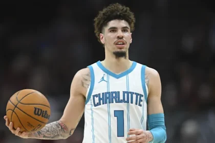 alt="LaMelo Ball Exits Lakers-Hornets Game with Ankle Injury"