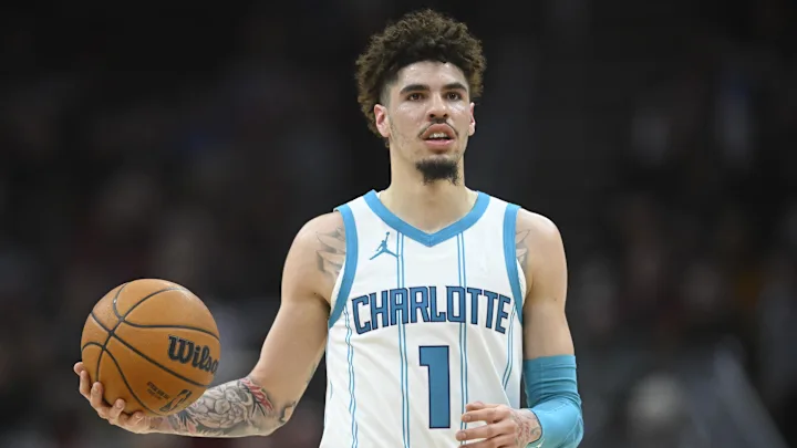 alt="LaMelo Ball Exits Lakers-Hornets Game with Ankle Injury"