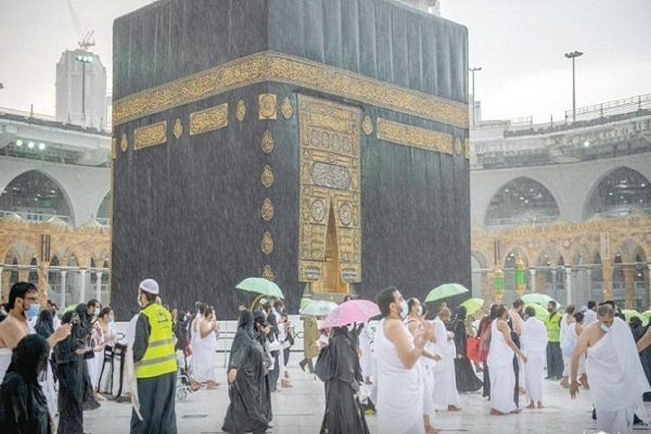 alt="Heavy rain and flooding have caused significant disruptions in Mecca and Medina, Saudi Arabia"