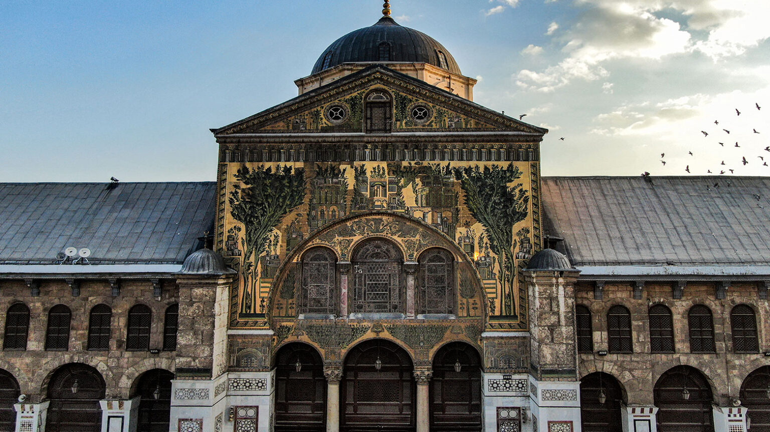 alt="Stampede at Damascus Mosque During Free Meal Distribution"