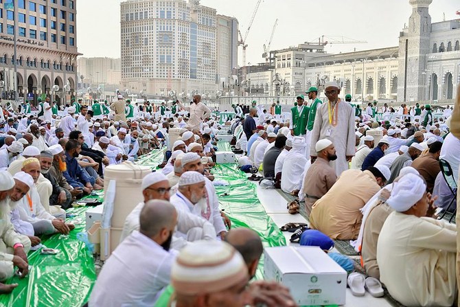 alt="Saudi Arabia Makes Low-Calorie Diet Mandatory for Iftar Meals at Grand Mosque"