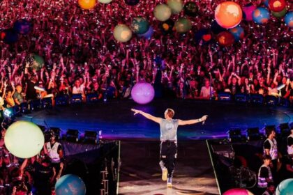 alt="Coldplay Helped Me Learn English', Fan Frenzy Peaks in Abu Dhabi"