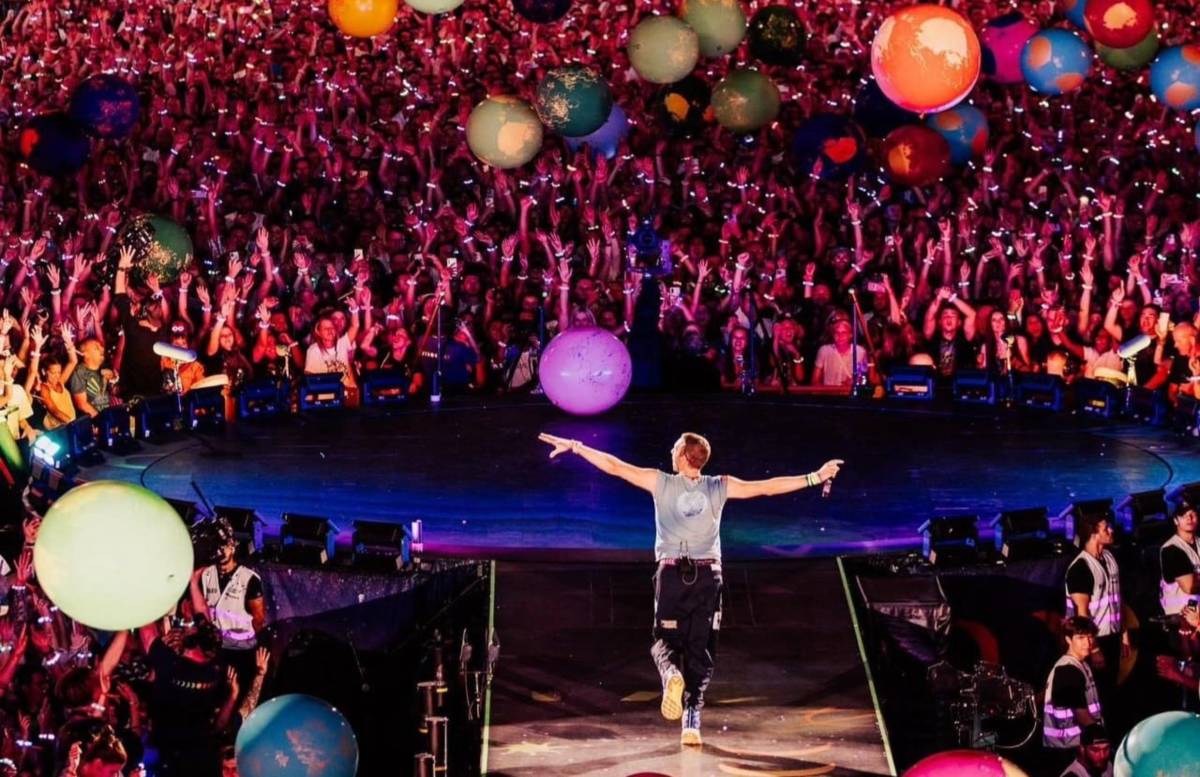 alt="Coldplay Helped Me Learn English', Fan Frenzy Peaks in Abu Dhabi"