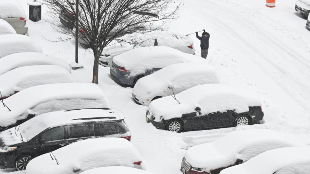 alt="Winter Storm Blankets the US with Heavy Snow and Travel Disruptions"