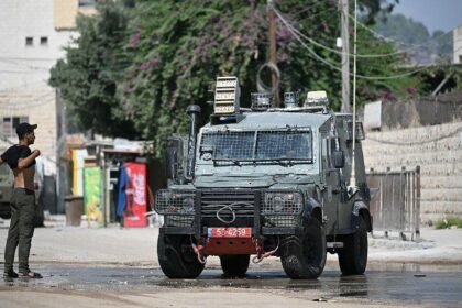 alt="Hundreds Leave Jenin Camp in West Bank on Israeli Evacuation Order"