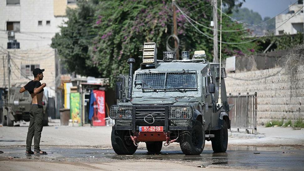 alt="Hundreds Leave Jenin Camp in West Bank on Israeli Evacuation Order"