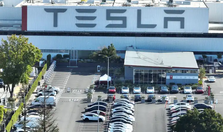 alt="Tesla's Q4 deliveries did not meet expectations and storage business is growing"