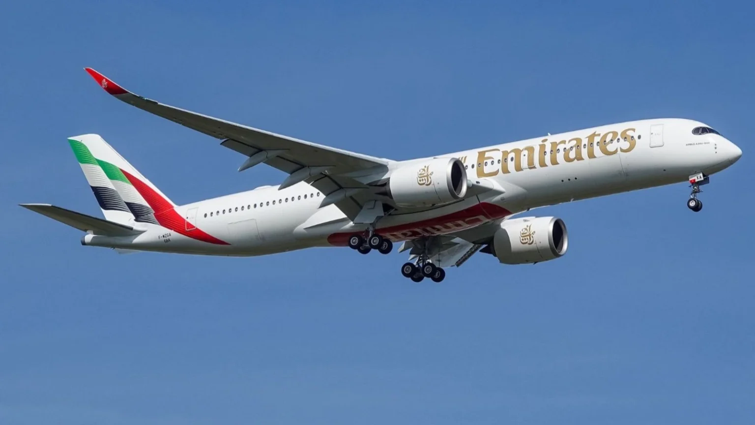 alt="Emirates' A350 Makes a Grand Entrance: First Flight Touches Down in Edinburgh"