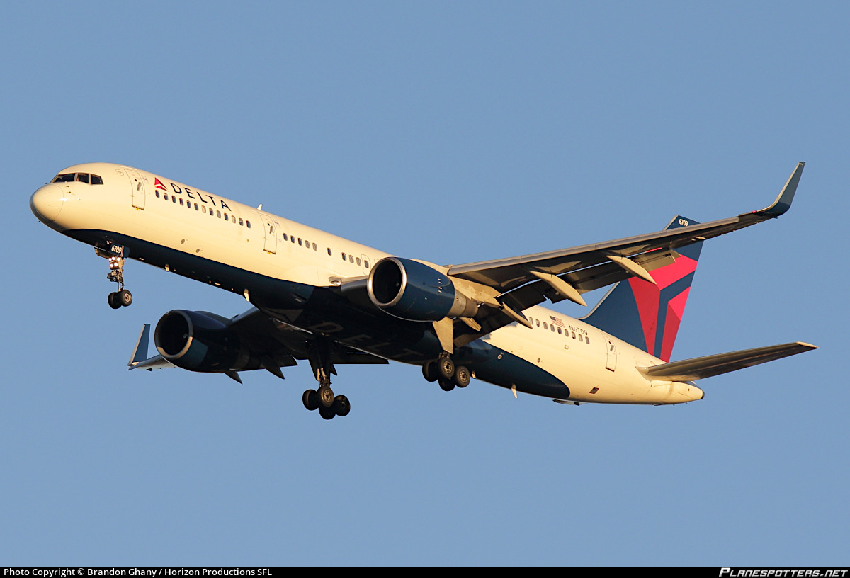 alt="Delta Passengers Evacuate on Slides After Aborted Takeoff on Snowy Tarmac"