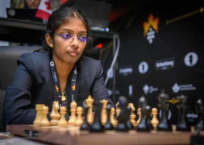 alt="Vaishali Rameshbabu from India clinches the bronze medal at the FIDE World Blitz Championship 2025"