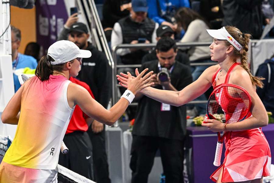 alt="Swiatek and Alexandrova in Doha Semi-Finals"