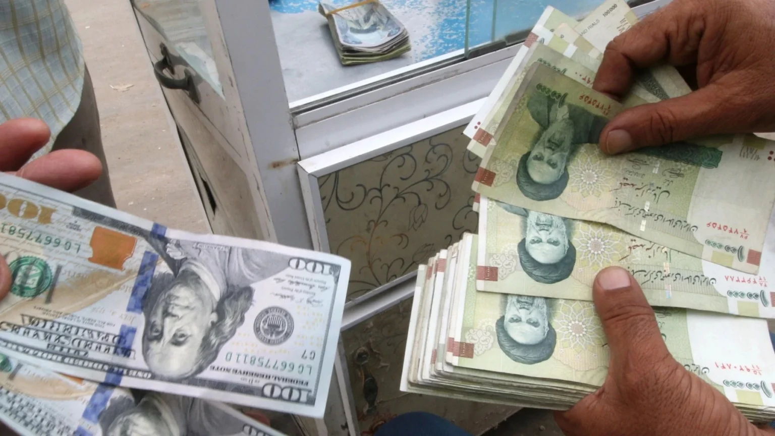 alt="Iran's Currency Falls as Prospects for US Talks Diminish"