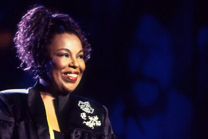 alt="Legendary singer Roberta Flack has died at the age of 88"