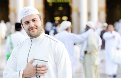 alt="Stay Connected During Umrah: UAE’s e& and du Unveil Special Roaming Plans"