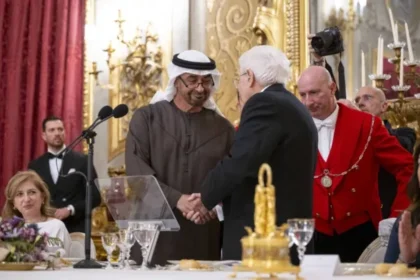 alt="UAE President and Italian President Swap Medals and Presents at State Banquet"