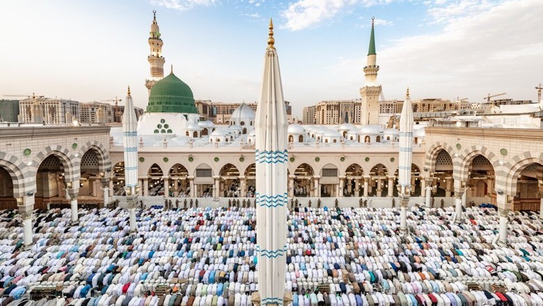 alt="Over 5 Million Worshippers Converge at Prophet's Mosque in One Week"