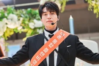 alt="Lee Dong-wook's Humorous Response to Viral 'Three Divorces' Crack"