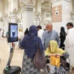 alt="Ramadan 2025: AI Fatwa Robot Unveiled at Grand Mosque to Guide Devotees"