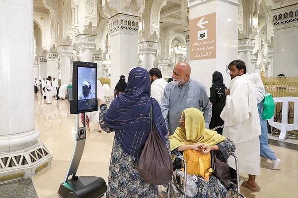 alt="Ramadan 2025: AI Fatwa Robot Unveiled at Grand Mosque to Guide Devotees"