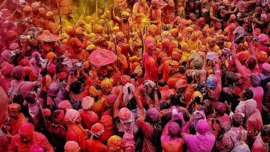 alt="India Bathed in Colors as Holi 2025 Celebrations Flood Streets!"