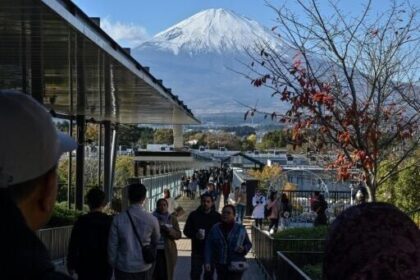 alt="Japan Charges $27 Fee for Mount Fuji Trekkers to Stem Tourist Rush"