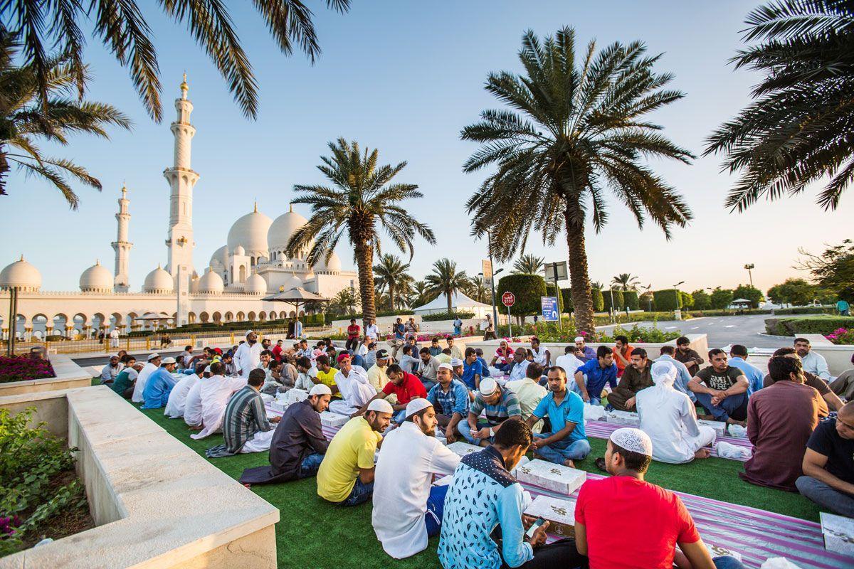 alt="Iftar at Sheikh Zayed Grand Mosque: A Cultural and Spiritual Experience"