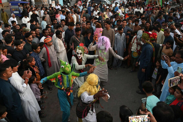 alt="In Pakistan's Mithi, Holi and Ramadan Merge into Joy of Oneness"