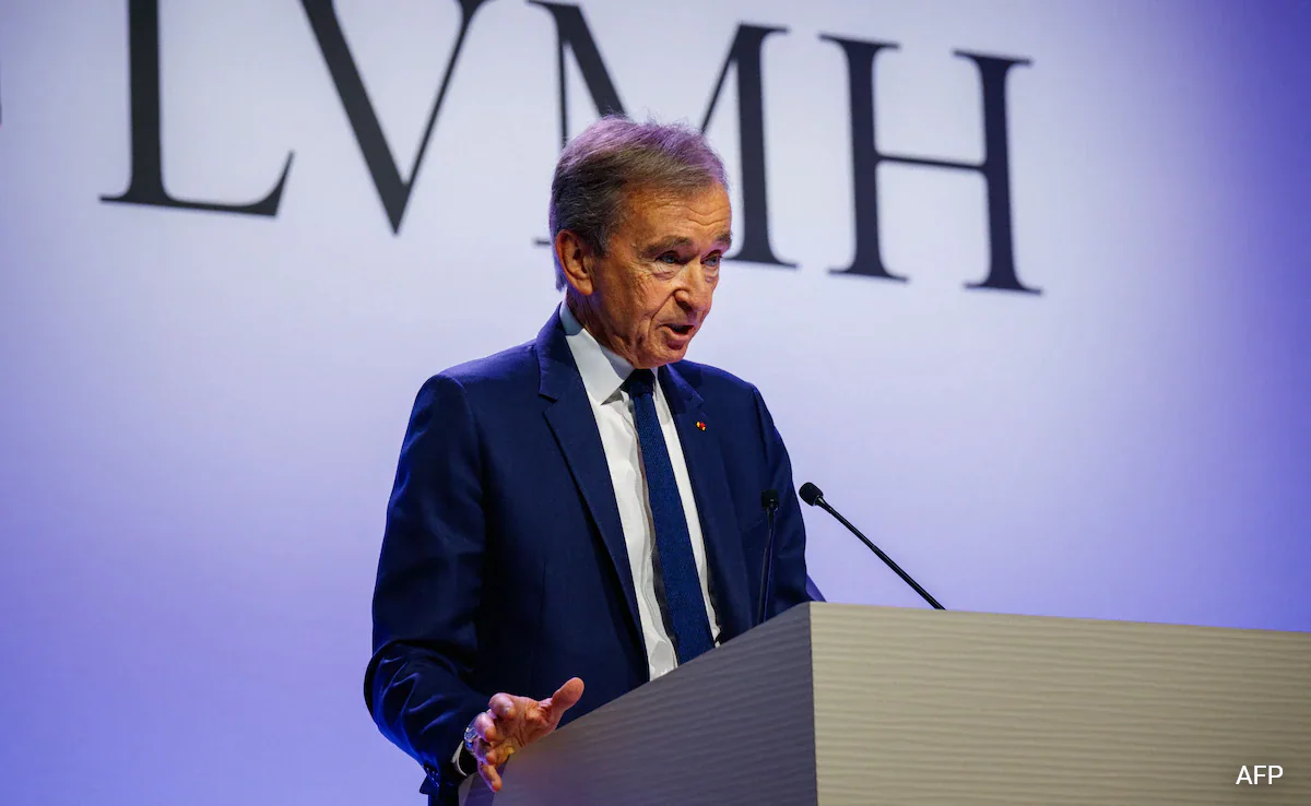 ALT="LVMH Extends Age Limit, Paving Way for Bernard Arnault to Stay CEO Until 85"