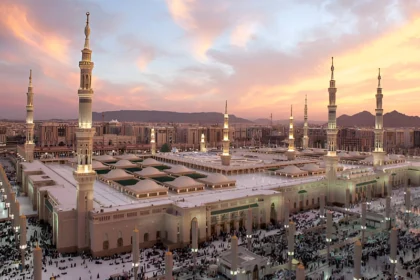 alt="Prophet’s Mosque Welcomes 4,000 Mu’takifs from 120 Nations for Ramadan"