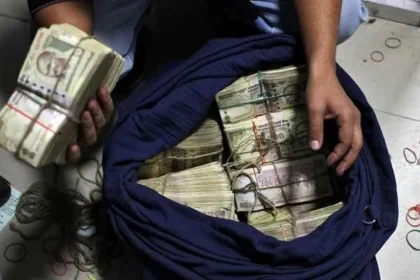 alt="Indian Rupee Sinks 2.8% in 2025 – UAE Expats Cash In, What’s Next?