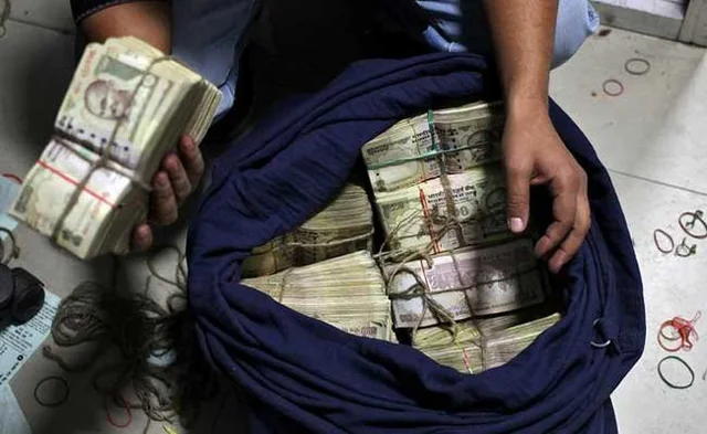 alt="Indian Rupee Sinks 2.8% in 2025 – UAE Expats Cash In, What’s Next?