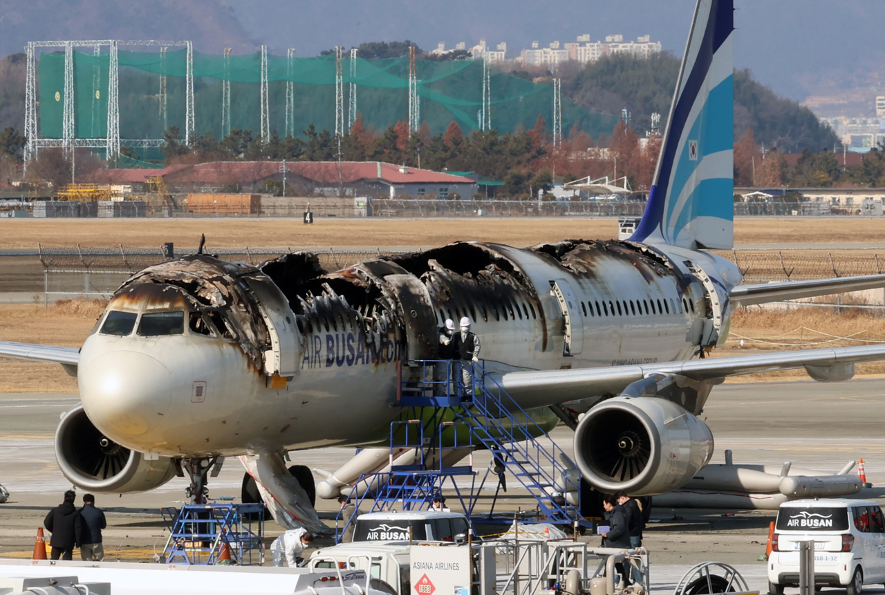 alt="Hong Kong Airlines flight has emergency landing due to locker blaze, likely caused by power bank"