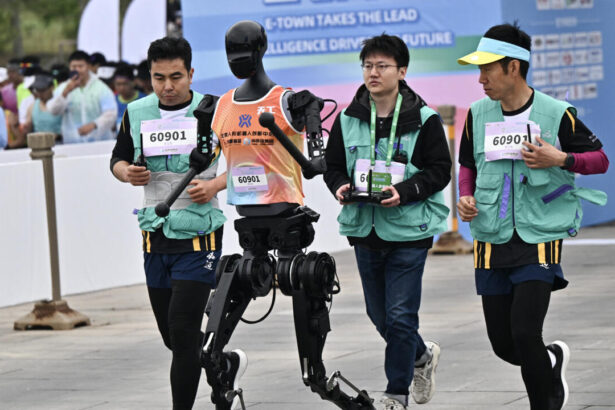 alt="Humanoid Robots Break History in First-Ever 21km Half-Marathon Run"