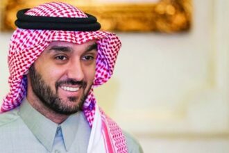 alt="Saudi Sports Broadcaster Collapses On Air While Live On Television"