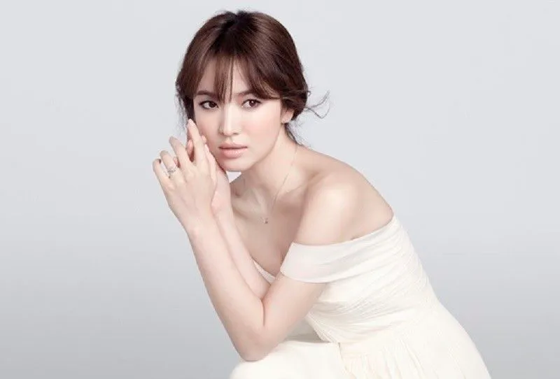 alt="Song Hye-kyo's Secret Kindness: When the Star Shielded a Student & Said No to Millions"