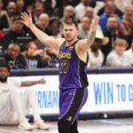alt="The Lakers defeat the Mavericks and advance to the playoffs"